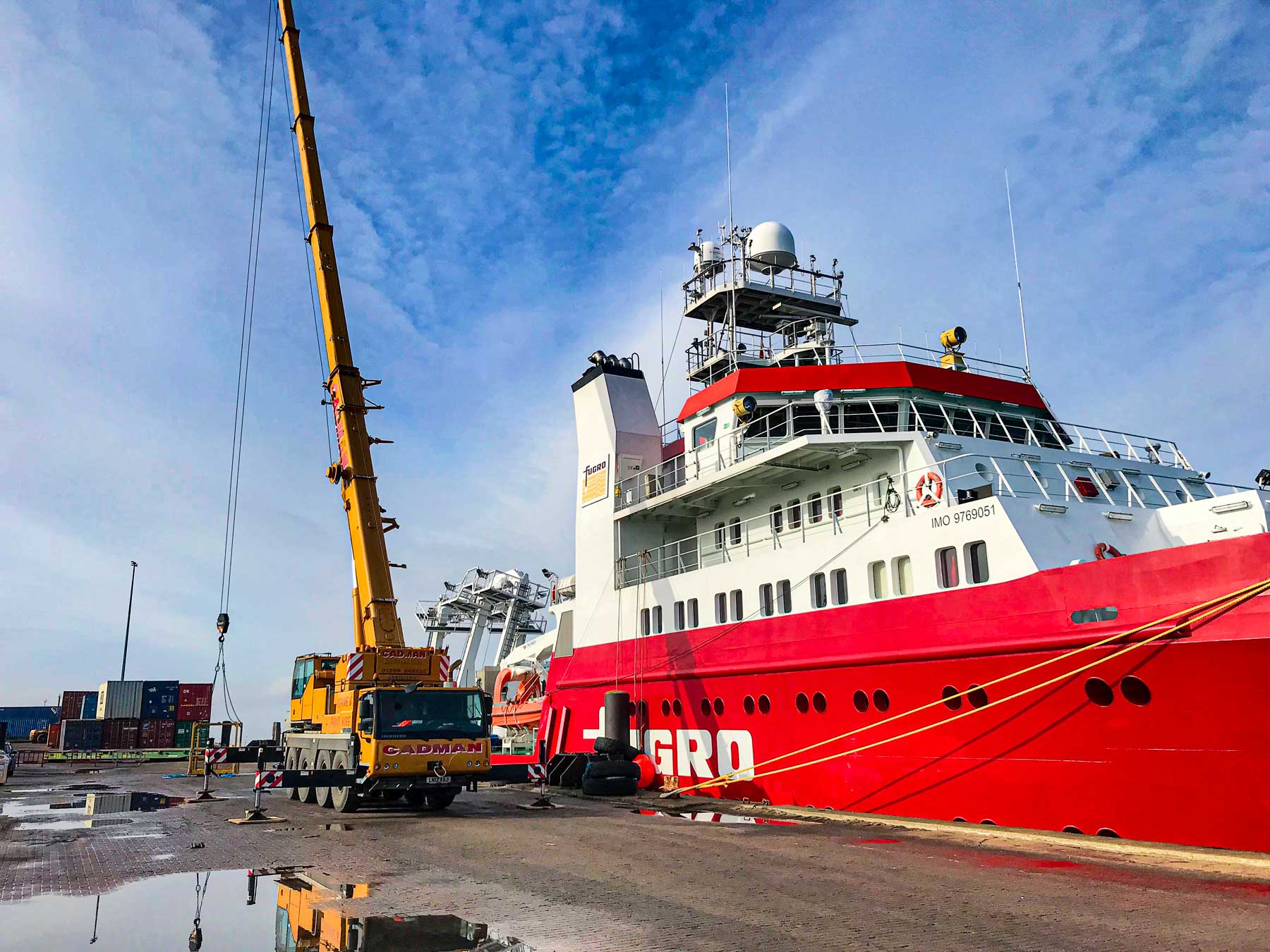 Mobile crane installs radar on vessel
